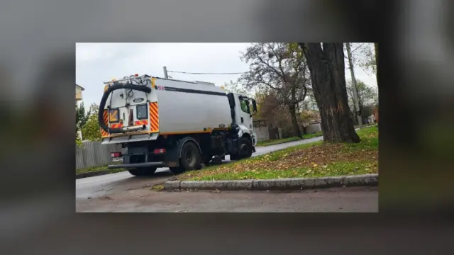 У Харкові з доріг за дві доби вивезли 500 кубометрів листя та сміття