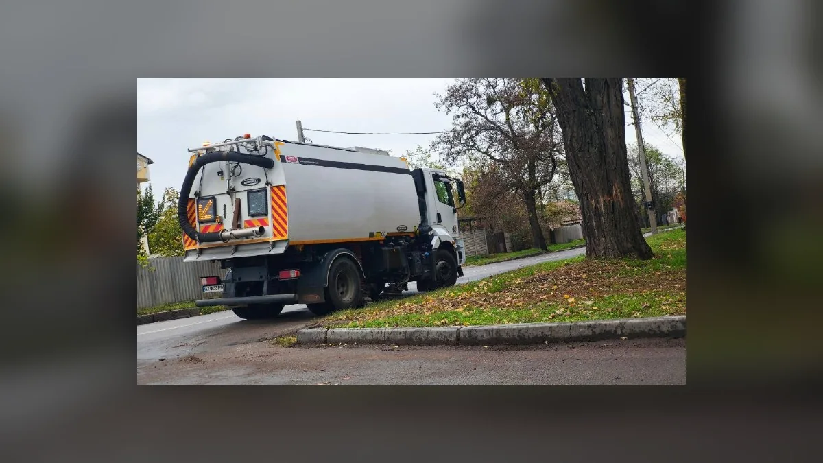 У Харкові з доріг за дві доби вивезли 500 кубометрів листя та сміття