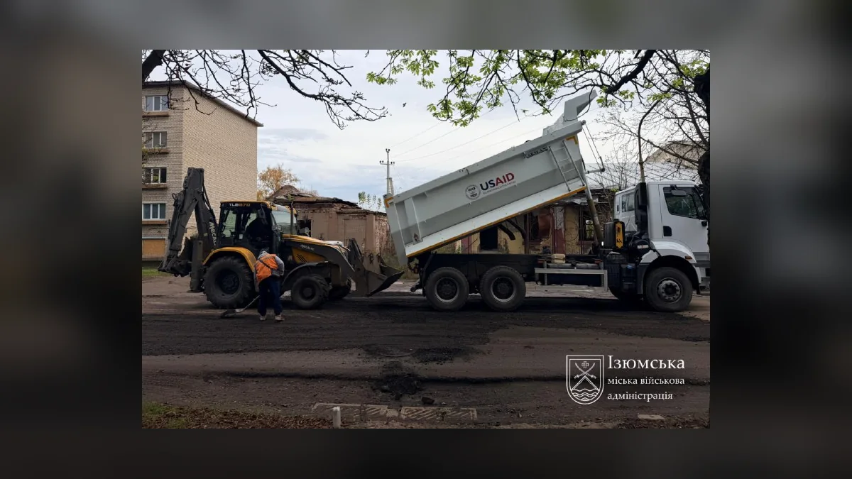 В Ізюмі триває грейдерування доріг у районі ІПЗ та на Гончарівці