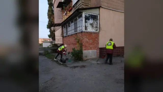 В Основ'янському районі комунальники усувають наслідки атаки дрона